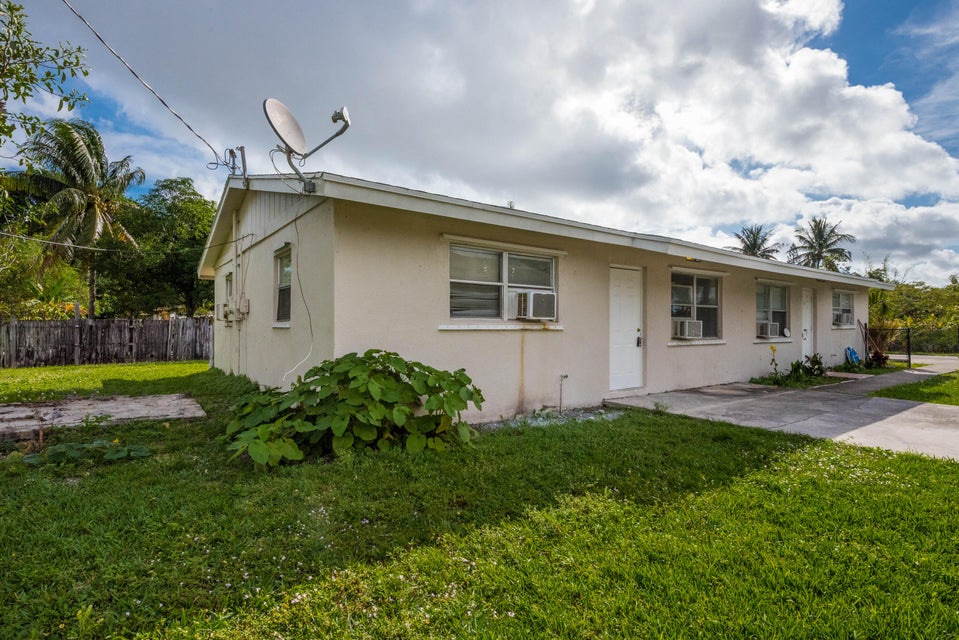 2449 Saginaw Avenue  (NEW)