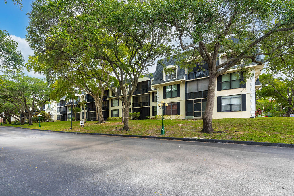 3680 Inverrary Drive - 1V