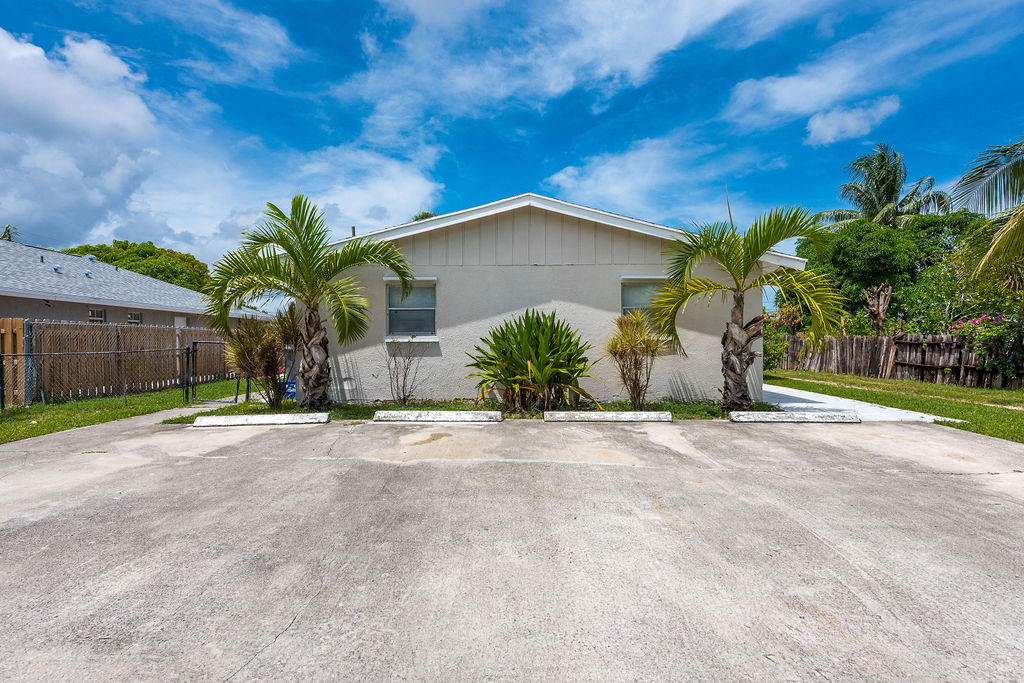 2449 Saginaw Avenue  (NEW)